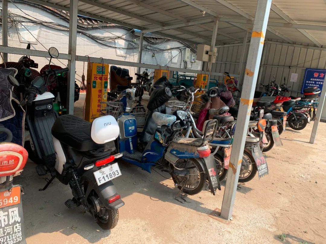 电动汽车：北京开出“飞线充电”首张罚单，记者现场探访→