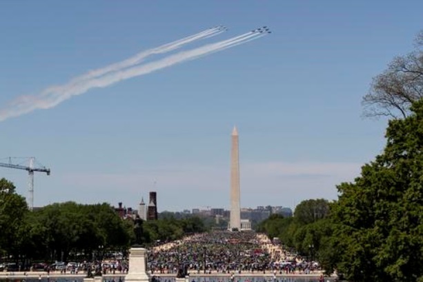 「美军」美军飞行表演队举行表演致敬抗疫工作者，一些民众聚集围观......