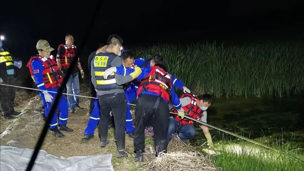 北京日报@为掏鸟蛋落水?大兴一老人不幸溺亡