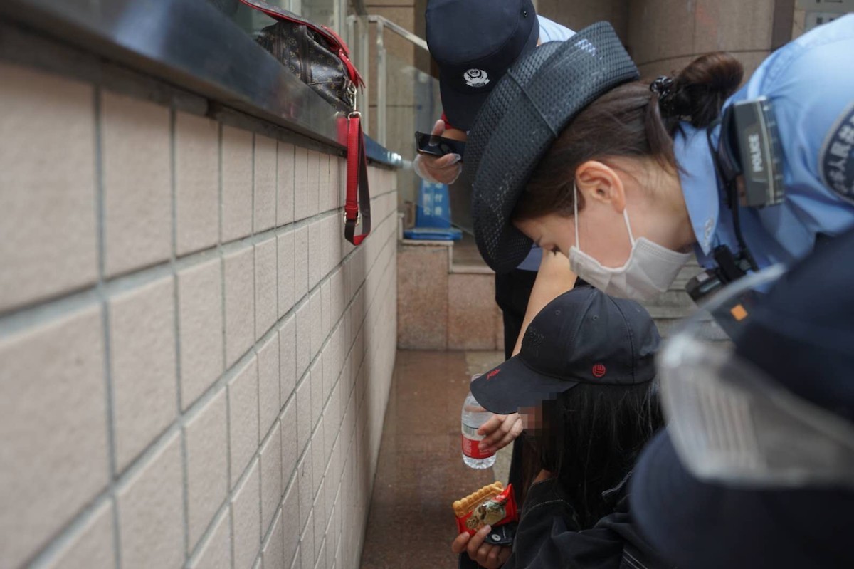 『社会』女子在北京西站撞墙自残，民警及时劝阻
