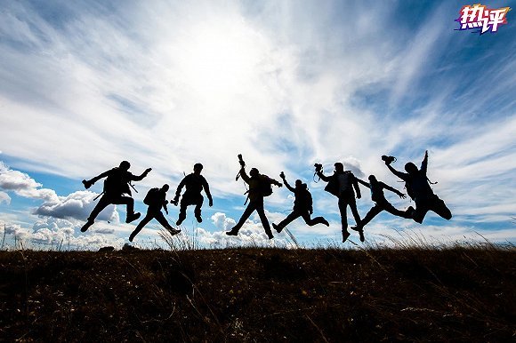 央视新闻：热评丨致青春：黄金时代不在我们背后，乃在我们面前