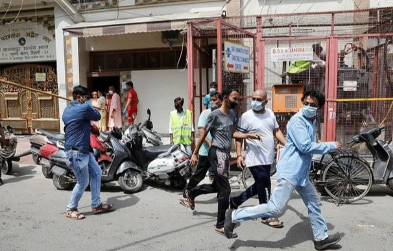 文汇报▲印度酒类商店重开引来500人“长龙”，警察不得不挥舞长棍驱赶人群