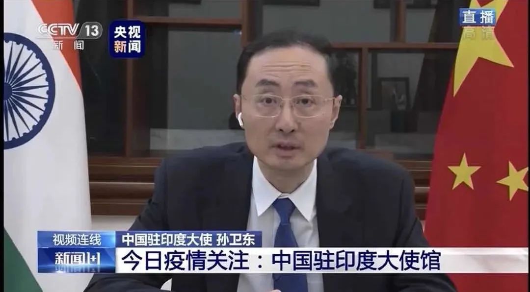 文汇报▲印度酒类商店重开引来500人“长龙”，警察不得不挥舞长棍驱赶人群