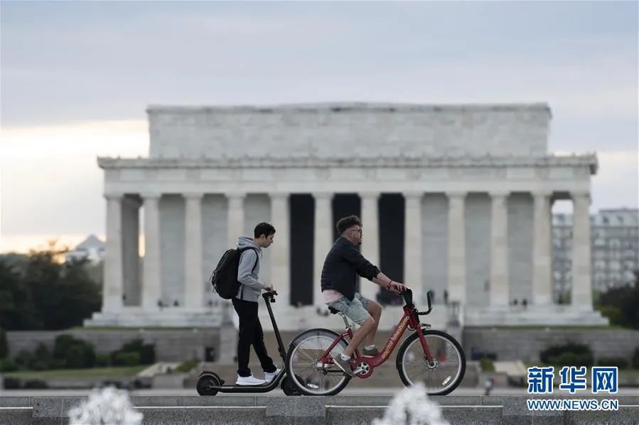 特朗普▲特朗普预测美病亡人数将达10万 无视警告执意重启经济