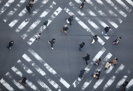 「国际」全球多地解封 专家警告美国勿盲目复工