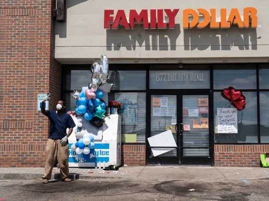 央视新闻▲美国一名保安因劝阻顾客戴口罩被枪杀