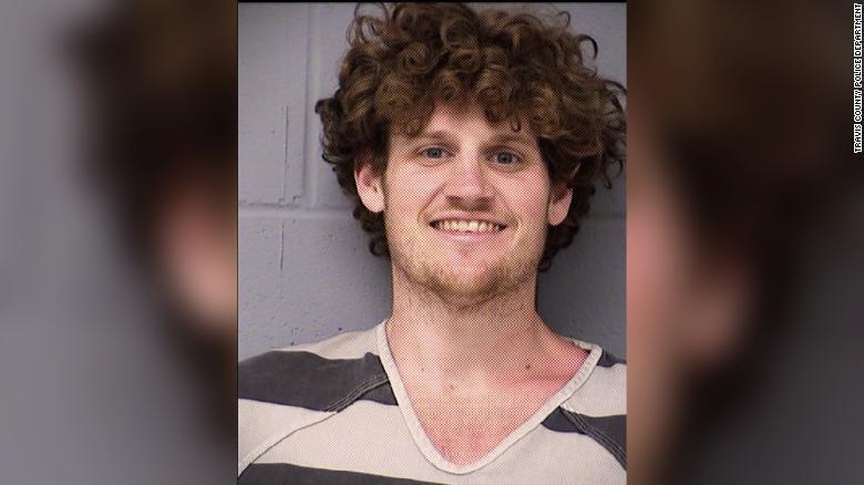 国际：美国护林员劝人不要聚堆 却被当场推进湖里