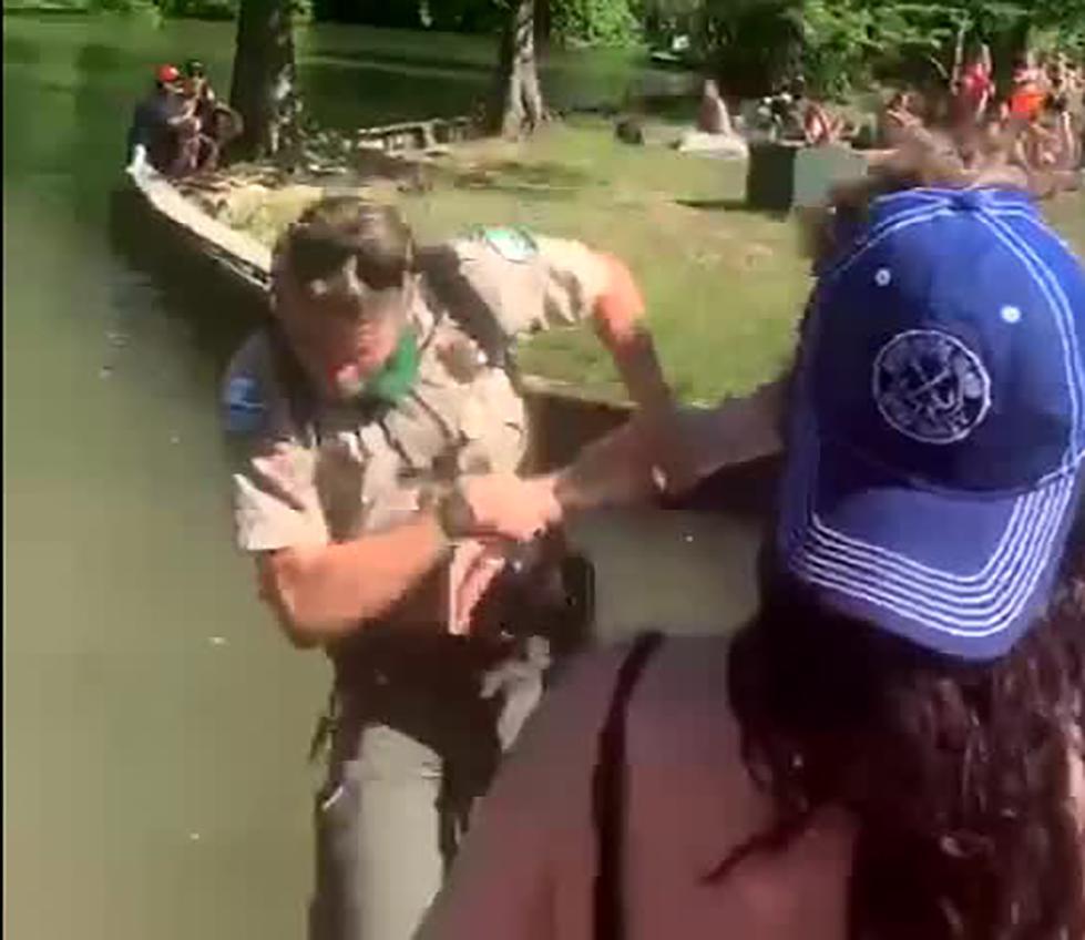国际：美国护林员劝人不要聚堆 却被当场推进湖里