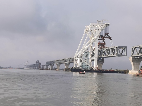 中国中铁中国中铁大桥局孟加拉国帕德玛大桥项目第29跨钢梁架设成功