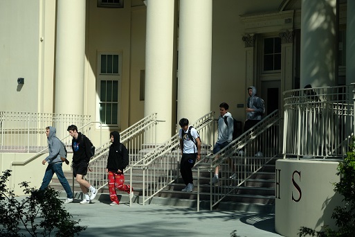 疫情美国大学遭遇疫情连环冲击：新生入学率下降15%、国际学生锐减25%、约30%高校出现财政危机……