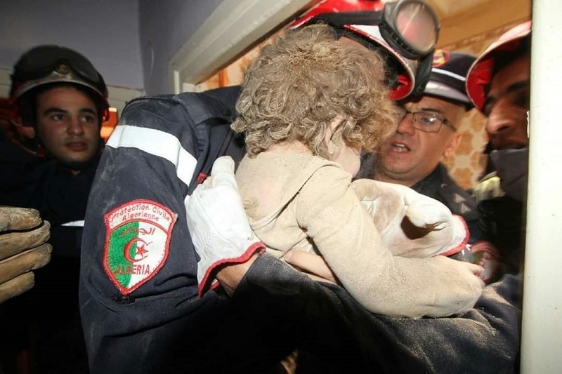 央视新闻阿尔及利亚住宅楼坍塌 被救妇女伤势严重