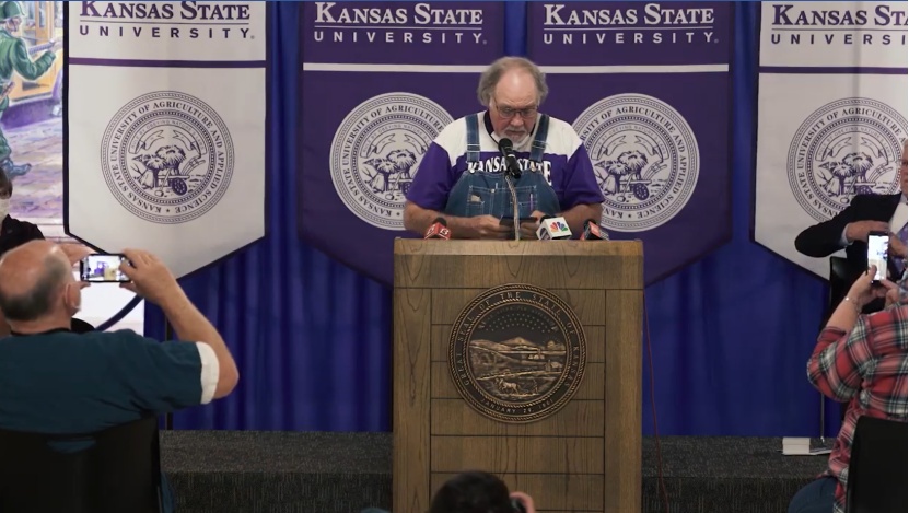 国际美国农民捐口罩后,大学为其授学位:他带来鼓舞人心的力量