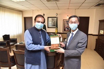 巴基斯坦和中国的关系驻巴基斯坦大使姚敬会见巴新闻部长法拉兹