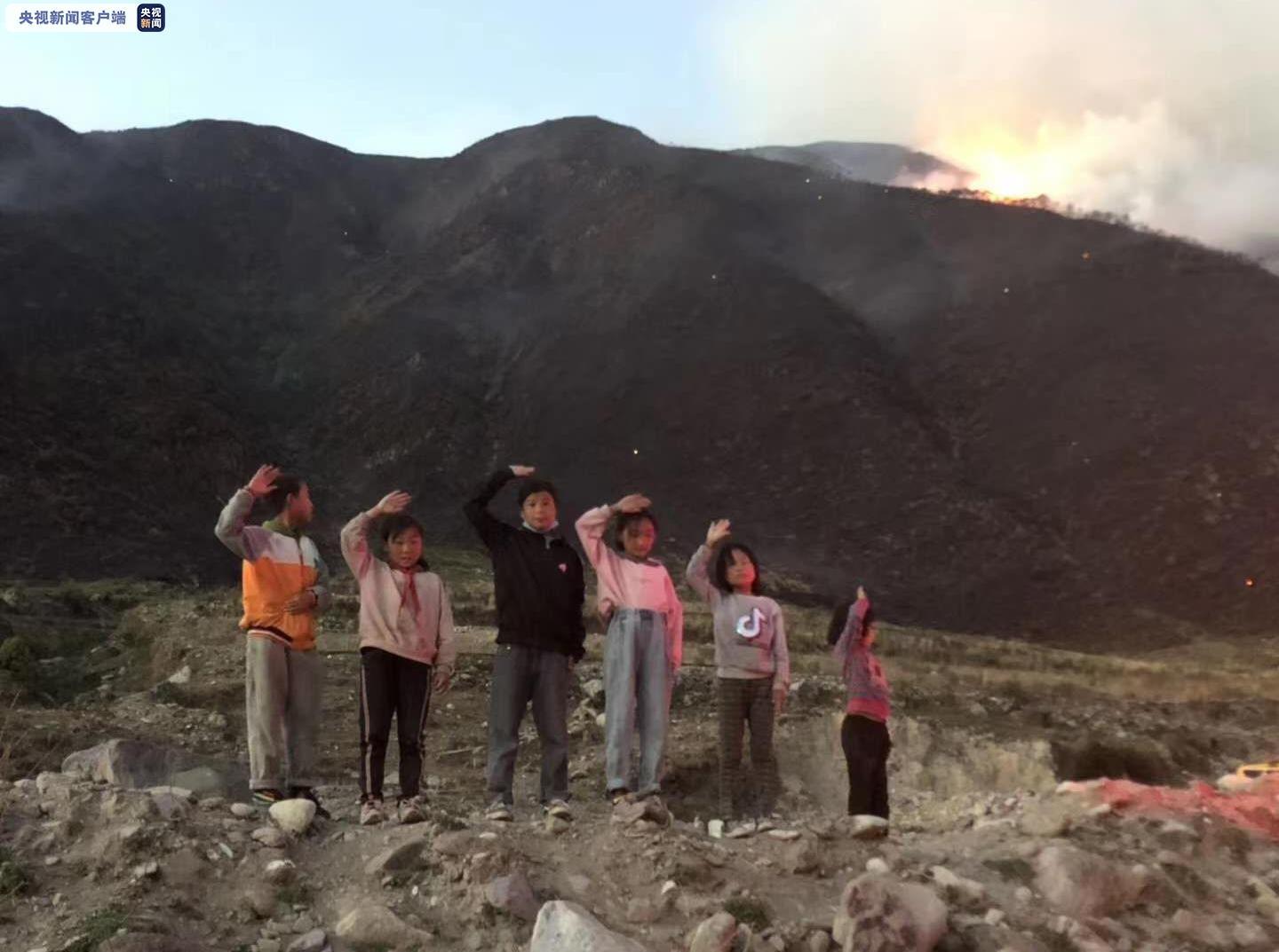 森林火灾凉山森林火灾 消防员增援途中遇暖心一幕