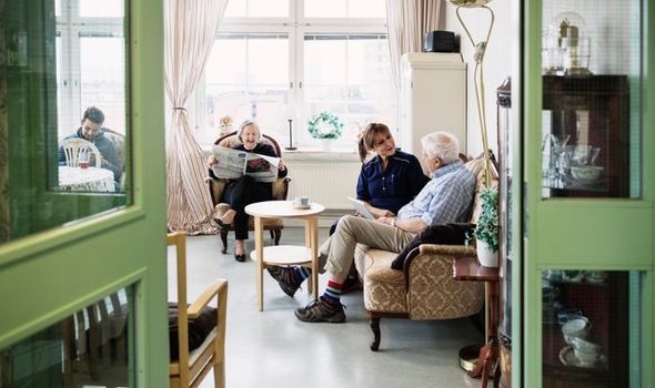 国际社会英国医院将确诊老人送回养老院，未告知工作人员，引发聚集感染