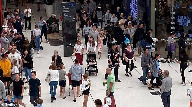 社交网络比圣诞节还热闹：悉尼购物中心挤满大批购物者 多数不戴口罩
