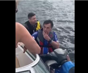 疫情累计新冠死亡病例超过1万当天，巴西总统玩起“水上摩托”……