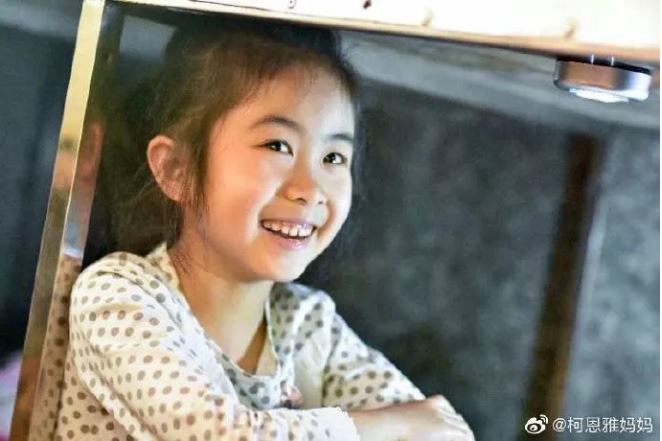 文汇报案板下学习的女孩母亲谢绝捐款：最缺的是时间……
