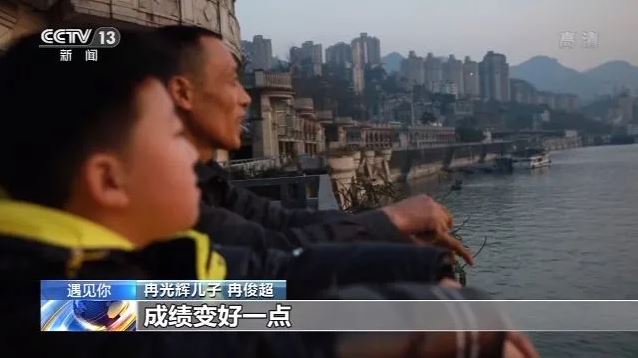 文汇报案板下学习的女孩母亲谢绝捐款：最缺的是时间……