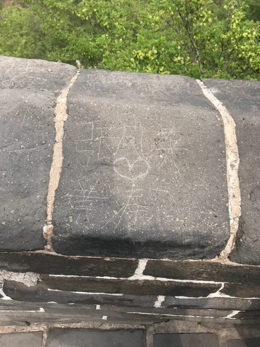 长城00后女孩在长城刻字表白 “我爱你”，网友：为什么就不能爱长城！