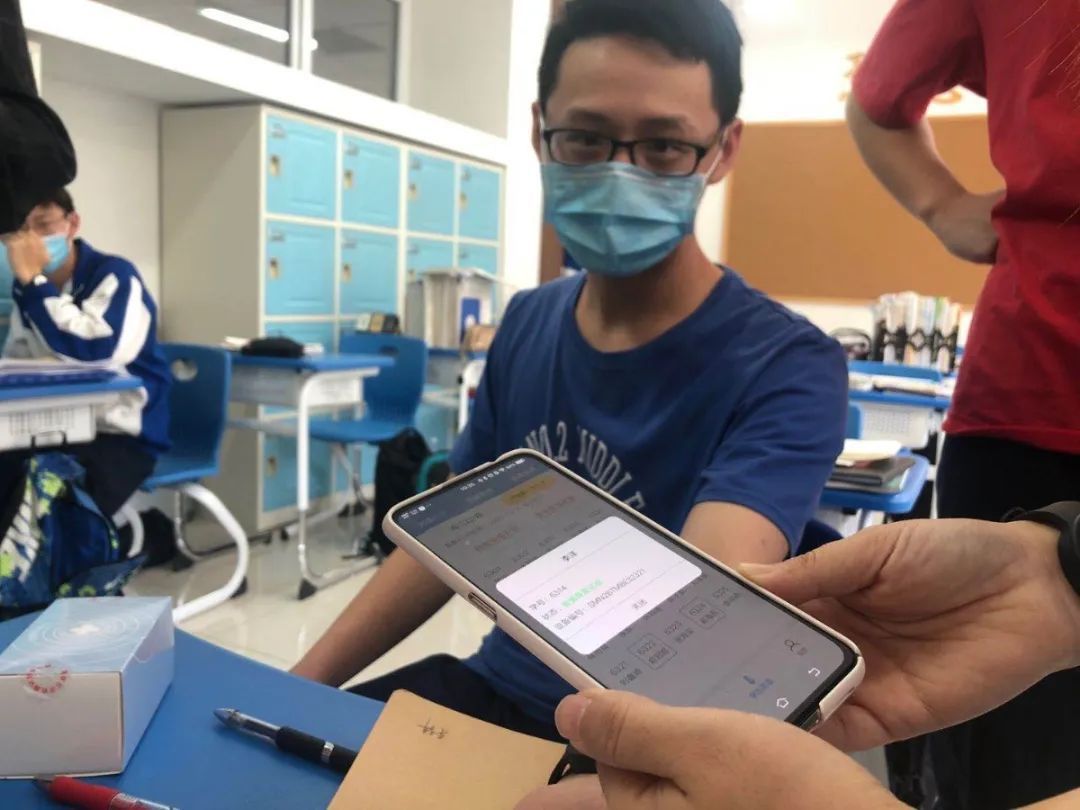 手环北京初高三今起逐步推广测温手环,体温异常能报警