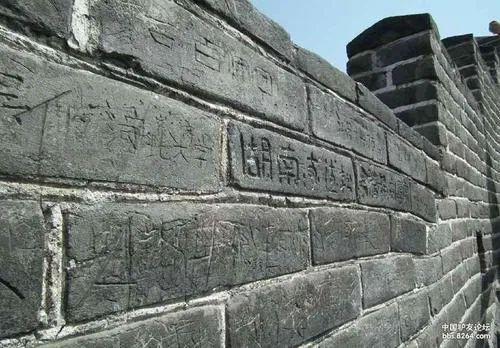 五岳独尊游客爬上“五岳独尊”拍照，素质碎一地