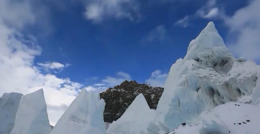 大本营珠峰登顶测量日期推后 登山队全体队员返回大本营[组图]