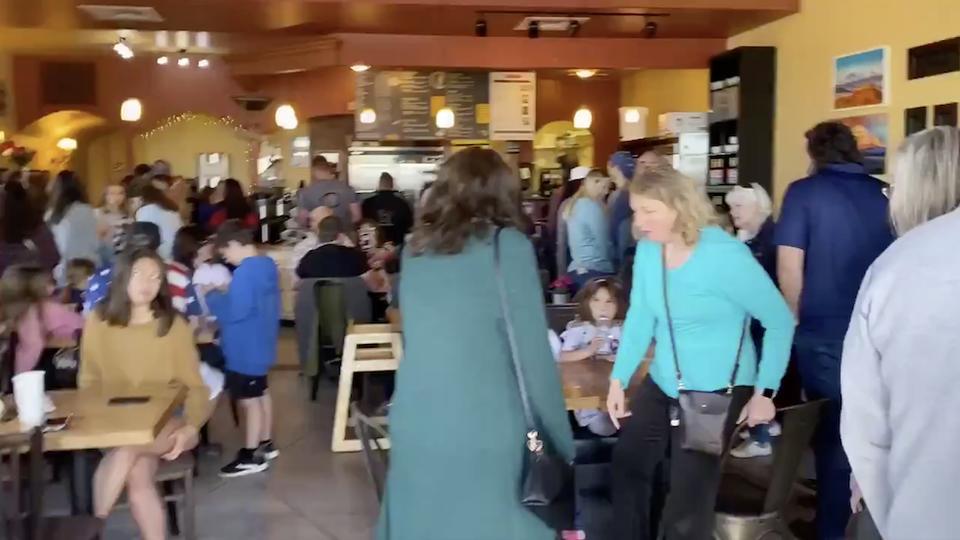 国际社会美餐厅母亲节违规重开顾客排队等位 州长办公室严厉抨击