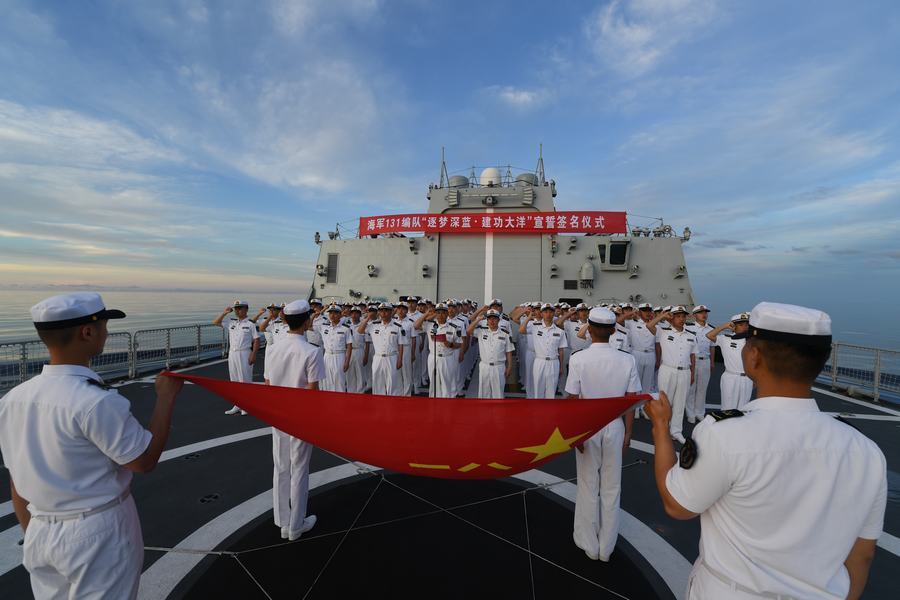 海军海军第35批护航编队举行跨越赤道宣誓签名活动