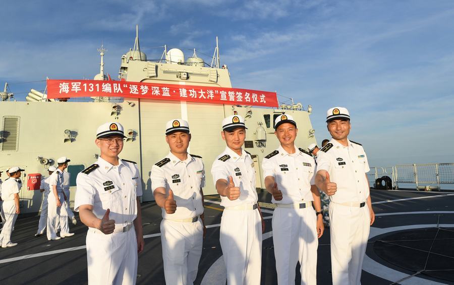 海军海军第35批护航编队举行跨越赤道宣誓签名活动