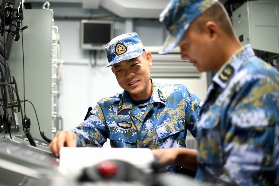 海军海军第35批护航编队举行跨越赤道宣誓签名活动