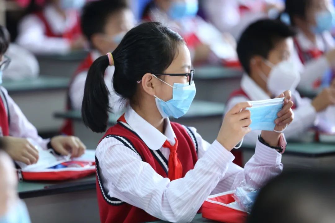 口罩有学生戴口罩运动发生意外，复课后口罩怎么戴？教育部最新表态→