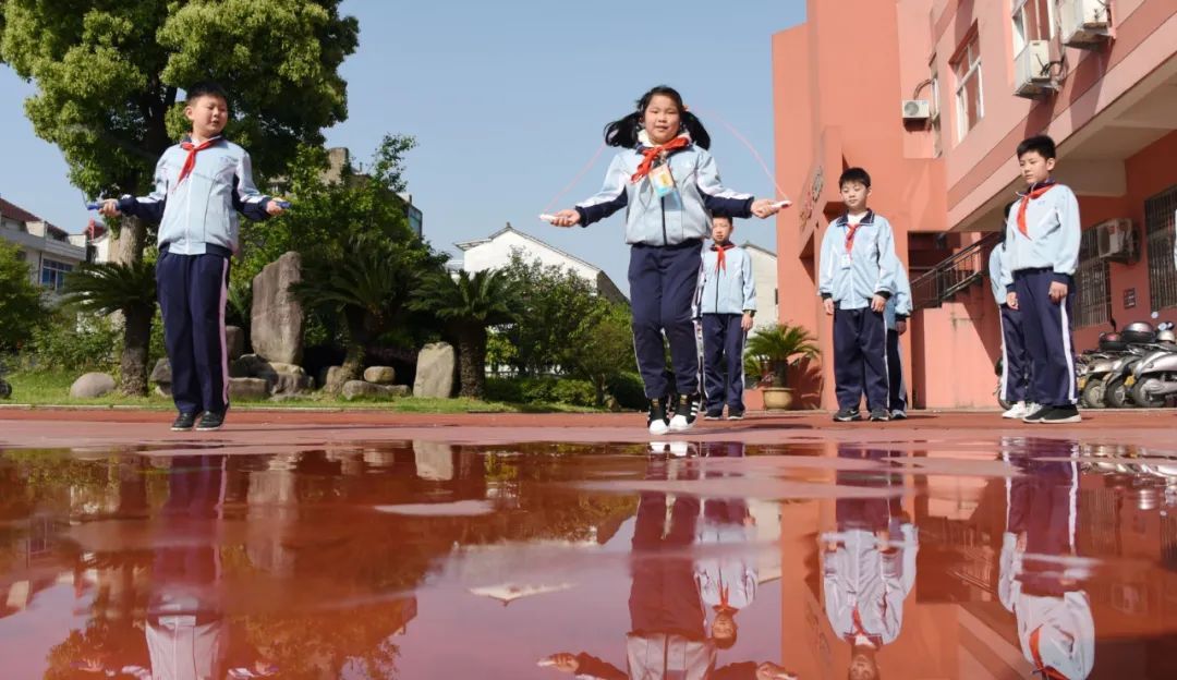 口罩有学生戴口罩运动发生意外，复课后口罩怎么戴？教育部最新表态→