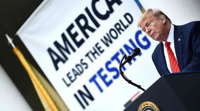 特朗普特朗普身后，好大一横幅！