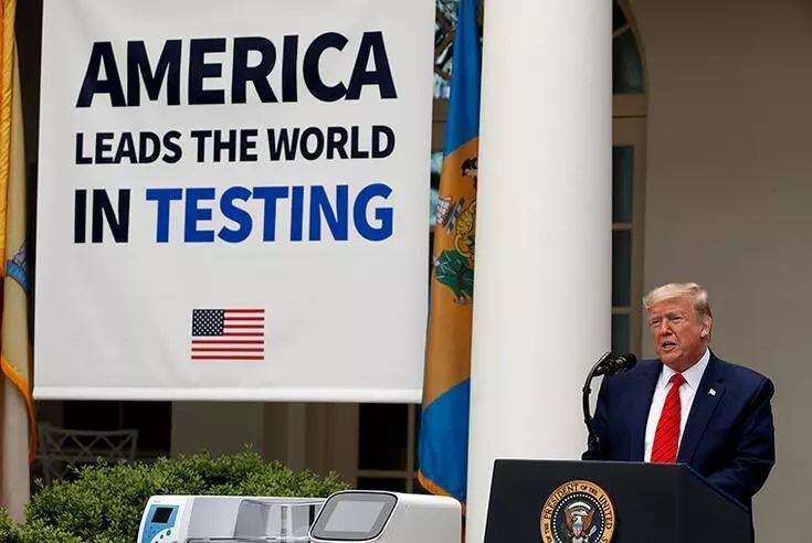 特朗普特朗普身后，好大一横幅！