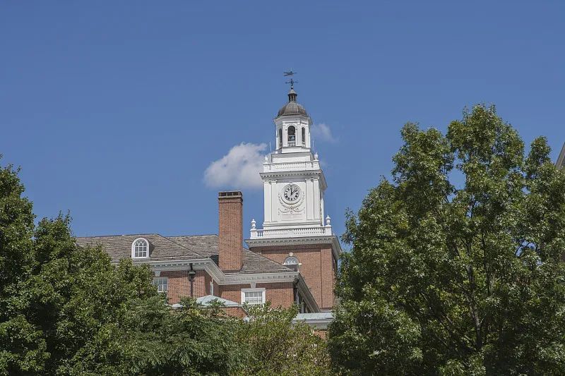 国际“约翰·霍普金斯大学”？还是“约翰斯·霍普金斯大学”？