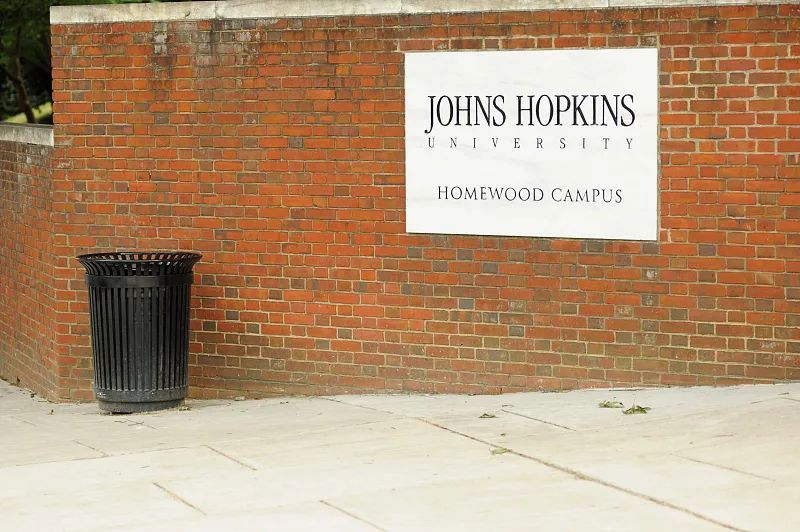 国际“约翰·霍普金斯大学”？还是“约翰斯·霍普金斯大学”？