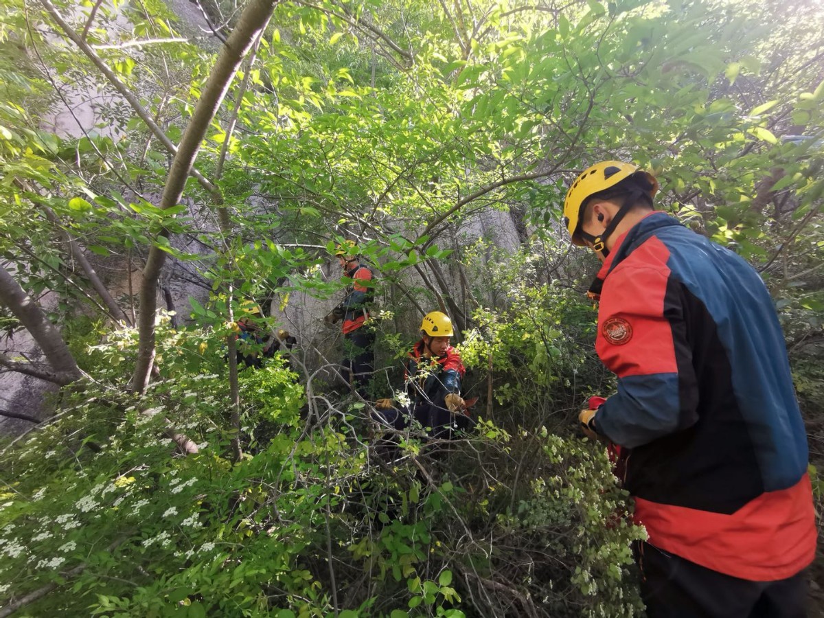米高惊险！老人三四十米高断崖上被困一夜终获救