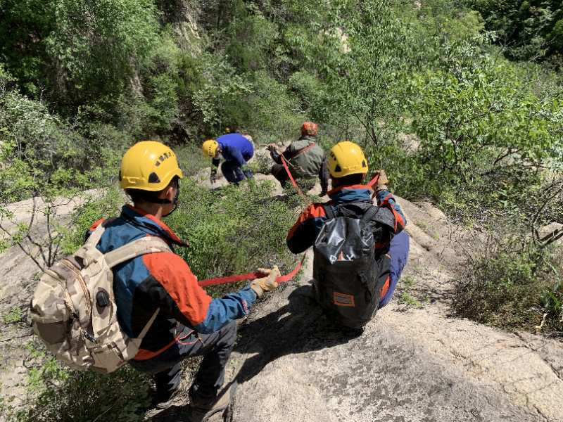 米高惊险！老人三四十米高断崖上被困一夜终获救