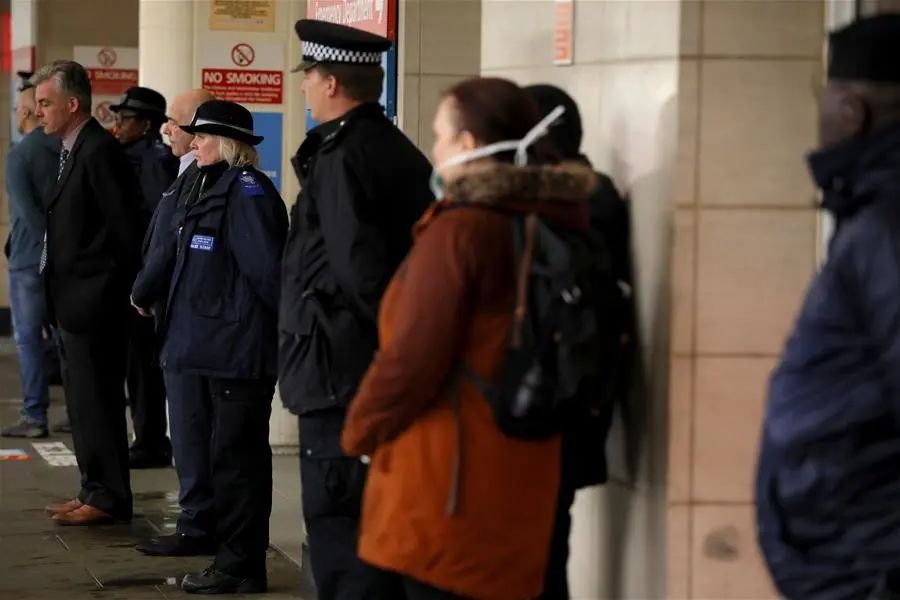 国际社会英国一售票员被“新冠患者”吐口水!数日后因感染病毒去世