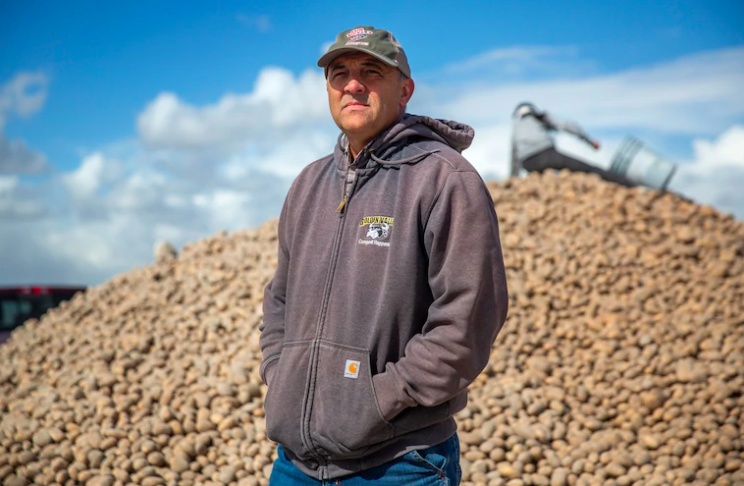 农民倒牛奶、送土豆......疫情之下美国农民难以承受之痛