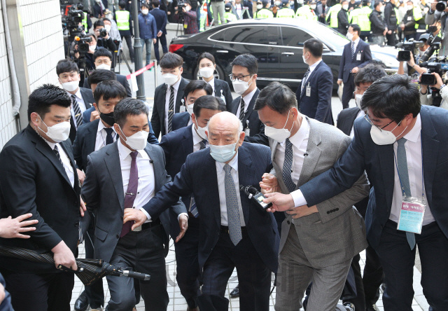 韩国警察人没走，茶凉了！韩国前总统家门口50名警察被撤光