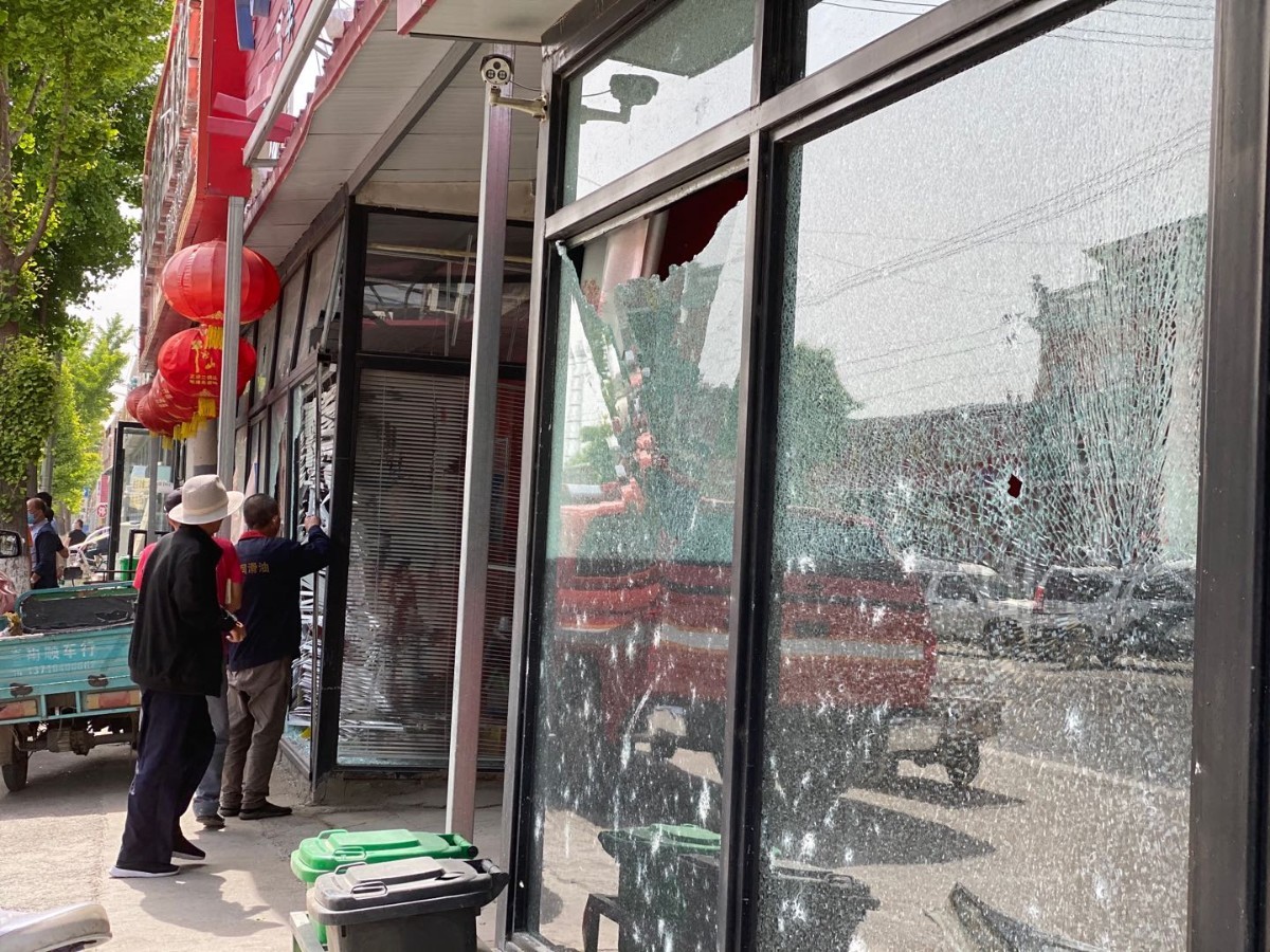 社会通州区于家务村疑似发生爆炸，三家商铺房顶被掀开