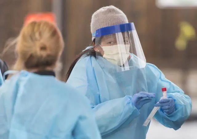 亚当斯加拿大摇滚明星泄愤言论被指反华种族歧视，遭批后道歉