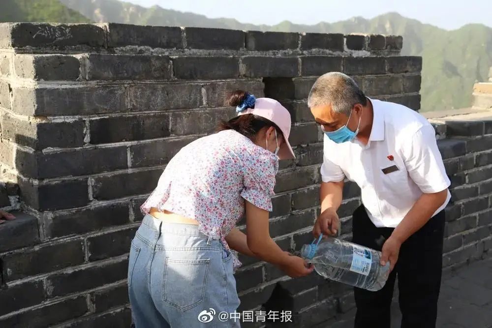 长城那个在长城刻字表白“我爱你”的女孩，来擦洗了！