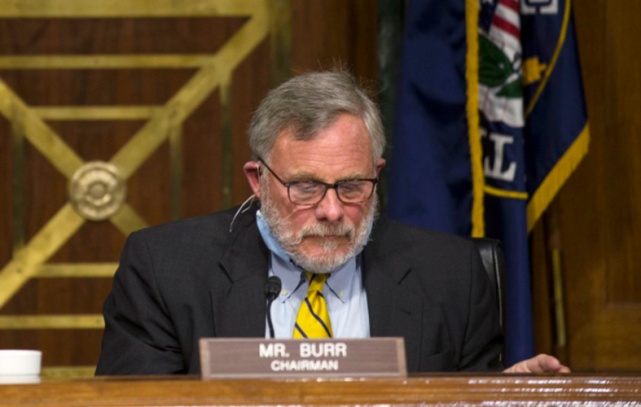 联邦调查局FBI终于对他动手了