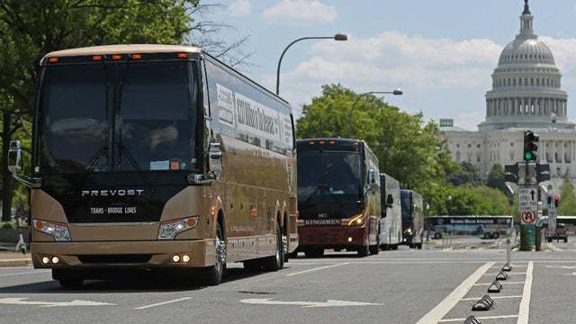 白宫全美约千辆巴士涌入华盛顿抗议，白宫前排长队绵延10余公里