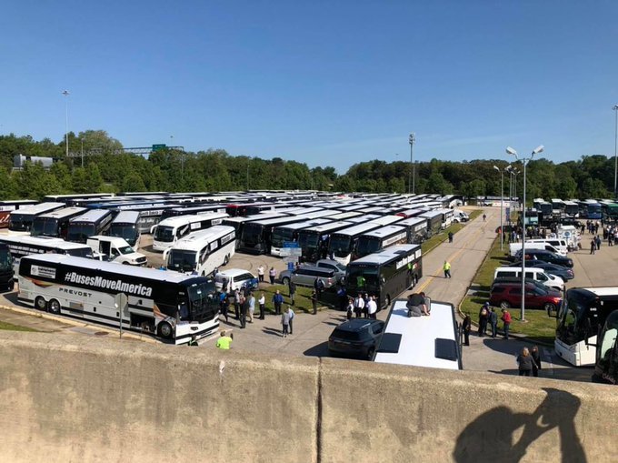 白宫全美约千辆巴士涌入华盛顿抗议，白宫前排长队绵延10余公里