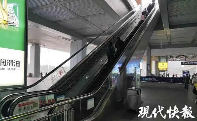 南京南站南京南站一男子坠落电梯身亡，警方通报