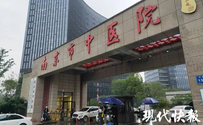 南京南站南京南站一男子坠落电梯身亡，警方通报